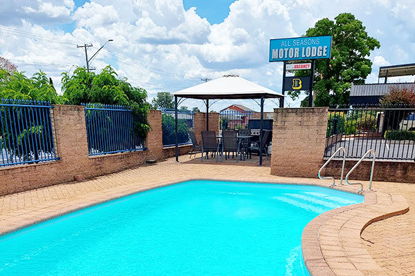 The swimming pool and BBQ area at All Seasons Motor Lodge, Dubbo, NSW