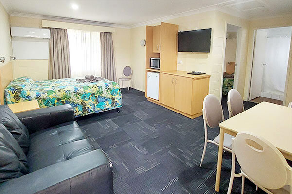 A room and facilities at at All Seasons Motor Lodge, Dubbo, NSW