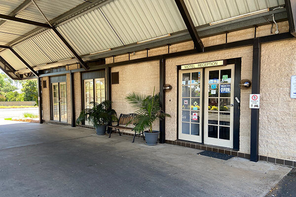 All Seasons Motor Lodge reception and driveway, Dubbo, NSW