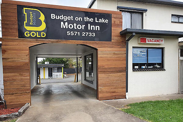 Budget on the Lake Motor Inn entrance, Hamilton, VIC