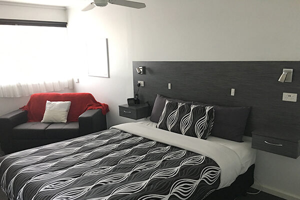 Room at Budget on the Lake Motor Inn, Hamilton, VIC