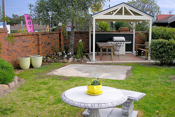 BBQ, outside dining, gardens and al fresco seating at the Coorrabin Motor Inn, Stawell, VIC