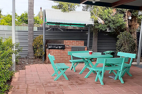 Guest BBQ and al fresco dining at the Country Roads Motor Inn, West Wyalong, NSW