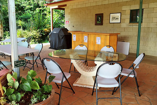 BBQ facilities and al fresco eating at the Curtain Fig Motel, Yungaburra, QLD