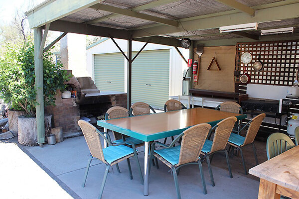 Guest BBQ and al fresco seating near the swimming pool at the Dunolly Golden Triangle Motel, VIC