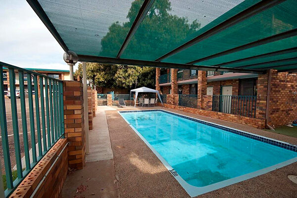 Swimming pool and outdoor seating at the Fig Tree Motel, Narrandera, NSW