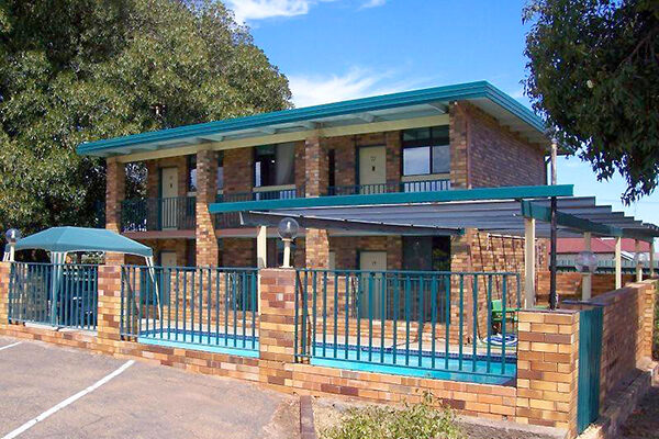 Pool and units of the Fig Tree Motel, Narrandera, NSW