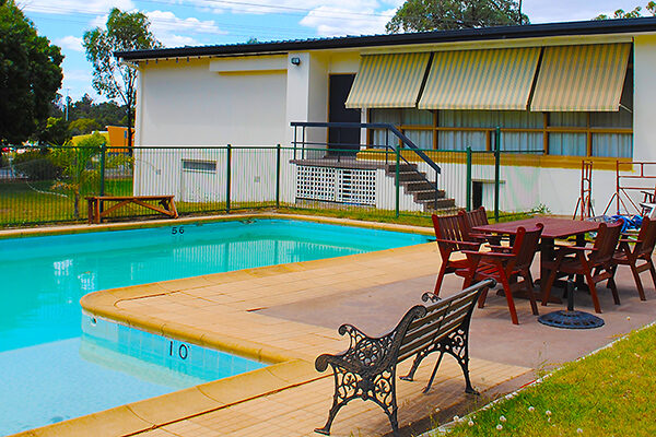 Swimming pool and seating area at the Golden Hills Motel, Bendigo, VIC