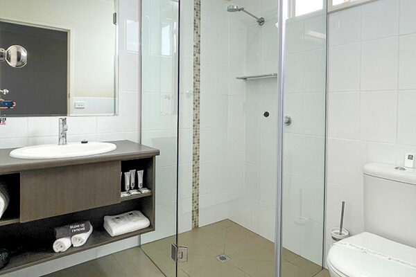Bathroom facilities in a room at the Loddon River Motel, Kerang, VIC