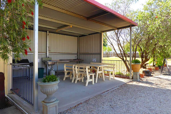 BBQ facilities and outdoor dining at the Lydoun Motel, Chiltern, VIC