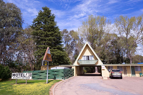The driveway and entrance at the Millers Cottage Motel, Wangaratta, VIC