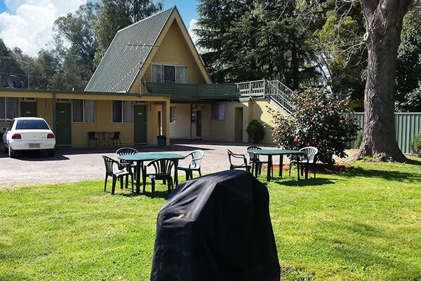 Guest BBQ and garden seating at the Millers Cottage Motel, Wangaratta, VIC