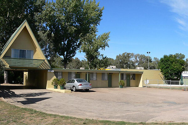 Parking and pool at the Millers Cottage Motel, Wangaratta, VIC