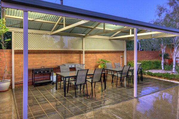 Al fresco dining and guest BBQs at the Moama Central Motel, Moama, NSW