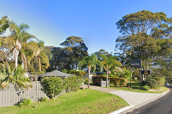 Entrance driveway to the Motel Farnboro, Narooma, NSW