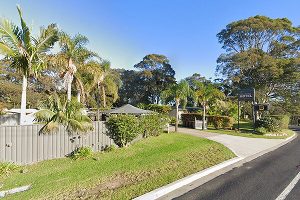 Entrance driveway to the Motel Farnboro, Narooma, NSW
