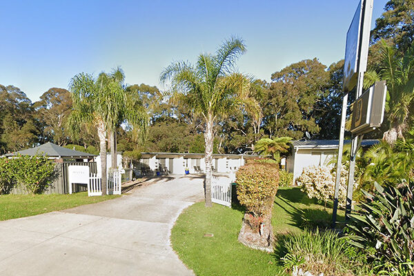Entrance driveway to the Motel Farnboro, Narooma, NSW