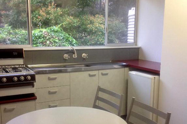 Kitchen facilities in a room at the Motel Farnboro, Narooma, NSW