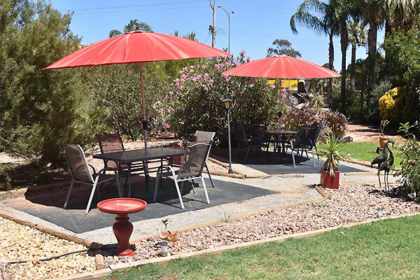 Garden al fresco dining at the Orana Motor Inn, Irymple, VIC