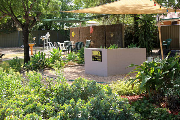 Lovely guest BBQ facilities and garden al fresco dining at the Orana Motor Inn, Irymple, VIC