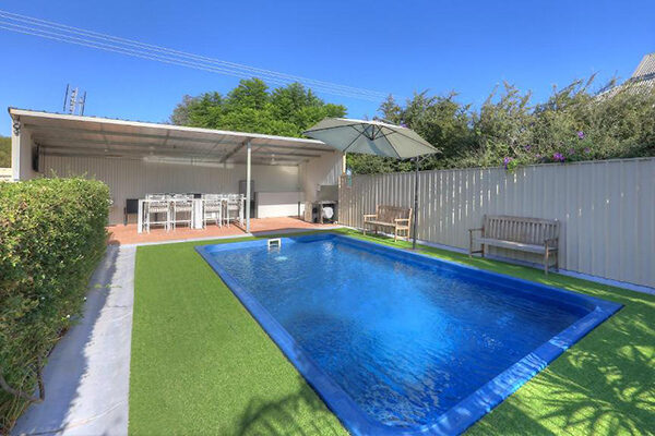 Swimming pool and al fresco dining and BBQ area at the Paruna Motel, Swan Hill, VIC