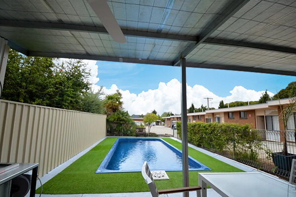 Swimming pool and al fresco dining and BBQ area at the Paruna Motel, Swan Hill, VIC