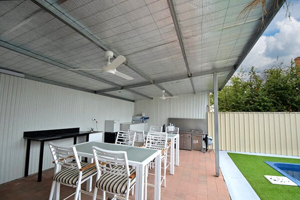 Al fresco dining and BBQ area at the Paruna Motel, Swan Hill, VIC