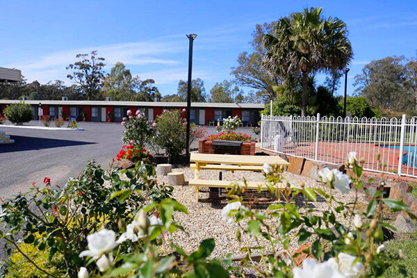 Guest BBQ and picnic seating next to the pool at the Seymour Motel, Seymour, VIC