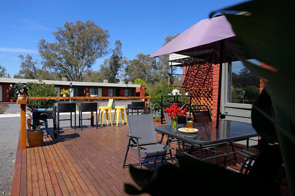 Al fresco seating at the Seymour Motel, Seymour, VIC