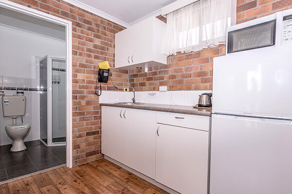 Bathroom and kitchen amenities at Tally Ho Motor Inn, Tenterfield, NSW