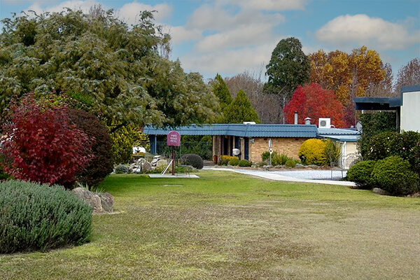 Tranquil gardens at Tally Ho Motor Inn, Tenterfield, NSW