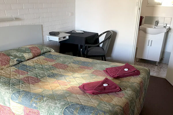 A bathroom and room at the Travelway Motel, Port Pirie, SA