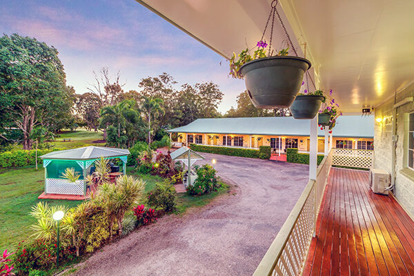 Gardens, pergola and scenic views at the Yungaburra Park Motel, Yungaburra, QLD