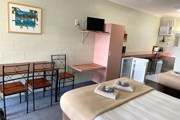 Room amenities at the Yungaburra Park Motel, Yungaburra, QLD